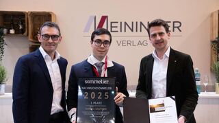 Nachwuchssommelier 2025 (v.l): Der zweitplatzierte Peter Reutlinger, Gewinner Daniel Sautner und drittplatzierter Pascal Apiarius bei der Preisverleihung auf der Messe ProWein.