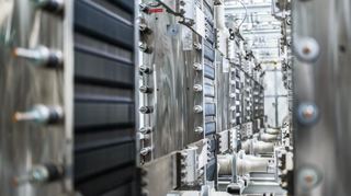 Das Kernstück des Elektrolyseurs: Insgesamt 72 Stacks umfasst die Anlage am Standort Ludwigshafen.