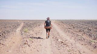 Endlose Weiten: Eine unbesiedelte Kraterlandschaft mit Blick bis an den Horizont bietet sich Tanja Braun auf ihrem Weg durch die Sahara-Wüste in Marokko.