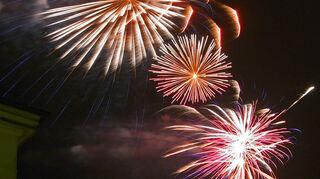 Beim traditionellen Abschlussfeuerwerk des Mathaisemarkts wird auch die historische Strahlenburg in Szene gesetzt.