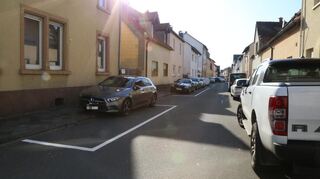 In Sandhofen werden die Parkplätze jetzt markiert. Dagegen regt sich Widerstand.