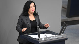 Gökay Akbulut (fraktionslos) während einer Plenarsitzung im Deutschen Bundestag.