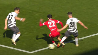 Die entscheidende Szene: Jonas Weik (r.) trifft Energie-Stürmer Lucas Copado am rechten Bein, das sich außerhalb des Strafraums befindet. Der Schiedsrichter entscheidet dennoch auf Strafstoß.