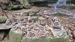 Sogenannte „Steinmännchen“ in der Margaretenschlucht in Neckargerach.