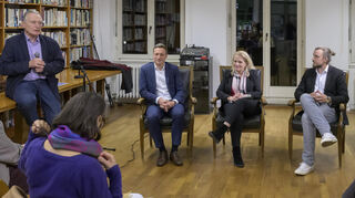 Ein Heidelberger Europäischer Salonabend im Deutsch-Amerikanischen Institut (DAI). Moderator Herbert W. Rabl (v.l.) spricht mit Karsten Kammholz, Chefredakteur des Mannheimer Morgen, Dagmar Schmidt, Studioleiterin des SWR Mannheim, und Sören Sgries, Politikredakteur der Rhein-Neckar-Zeitung über die Bedeutung des Journalismus in Zeiten von Social Media und Rechtspopulismus.