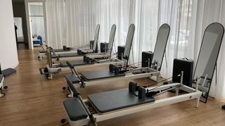 Um sie dreht sich beim Reformer Pilates alles: Die Geräte, auf denen der Sport ausgeübt wird.