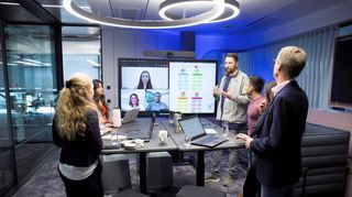 Team-Besprechung bei SAP in Walldorf, einige Kolleginnen und Kollegen sind per Video zugeschaltet.