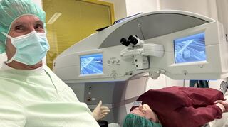 Michael Knorz während einer SMILE-OP. Die Patientin ist seine Tochter, die er im Dezember 2023 mit SMILE operiert hat.