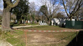 Der noch eher triste Vorplatz des Friedhofs.