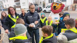 Schulleiterin Frauke Böhm, Schutzfrau vor Ort Christina Wegerle und „Kinderkommissar“ Leon zeigten der Klasse 3a der Seehofschule die neue Leon-Hilfe-Insel.