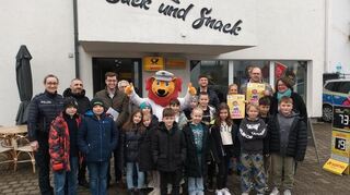 „Kinderkommissar“ Leon zeigte der Klasse 3a der Seehofschule die neue Hilfe-Insel im „Back und Snack“-Shop.