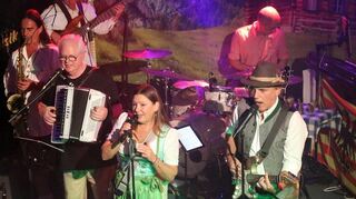 Inzwischen spielt die MIL auch in Viernheim: Beim „Alpenrock“ im Ski-Stadl sorgt sie für perfekte Oktoberfeststimmung.