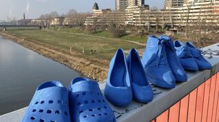 Die kobaltblauen Schuhe gehen auf eine Idee des Heidelberger Künstlers Frank Schottman zurück.