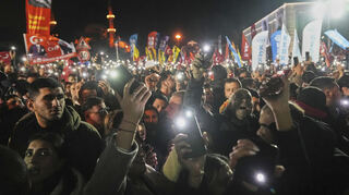 In Istanbul haben sich am Mittwoch Tausende Menschen vor dem Rathaus versammelt, um gegen die Verhaftung des Istanbuler Bürgermeisters Imamoglu zu protestieren.