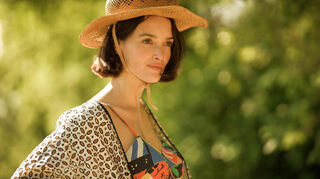 Unter der Sonne des Südens entdeckt Niki (Charlotte Le Bon) ihre künstlerische Freiheit. Szene aus dem Film „Niki de Saint Phalle“.