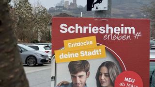 Plakate werben für das Portal „Schriesheim erleben“ und den Gutschein „Schriesemer Strahler“.