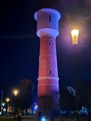 Auch die Beleuchtung am Ladenburger Wasserturm wird am Samstagabend für eine Stunde abgestellt.