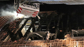 Bei einem Brand in Hirschberg brennt der Dachstuhl komplett aus.