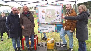Beim Aktionstag wird der Planentwurf für die Sanierung des Spielplatzes Sonnengarten durch Daniela Machmer (EB 76, vorne von links), Ina Große-Wilde, Steffen Gassenferth und Birgit Schreiber vorgestellt.