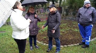 Birgit Schreiber (3. von links) im Gespräch mit Anwohnern.