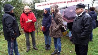Anwohner (von links) im Gespräch mit Thomas Trüper, Daniela Machmer (EB 76) und Ina Große-Wilde.