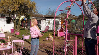 Enikö hat ein Faible für Rosa in allen Schattierungen und fühlt sich in ihrem rosaroten Gartenparadies dementsprechend pudelwohl. Mit Mann Wendelin dekoriert sie für Ostern