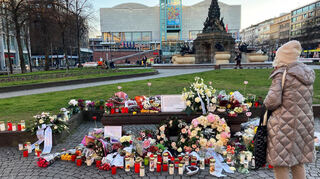 Am Paradeplatz gedenken Menschen der Opfer der Todesfahrt mit Blumen und Kerzen.