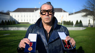 Luigi Toscano steht vor einem Gespräch mit Bundespräsident Steinmeier vor dem Schloss Bellevue.