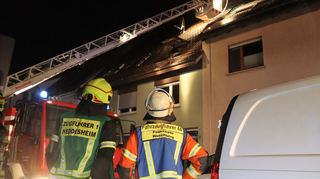 In Hirschberg hat in der Nacht auf Freitag (21.3) der Dachstuhl eines Wohnhauses gebrannt. Links ist der Rücken des Heddesheimer Feuerwehrkommandanten Daniel Schmidt zu sehen.