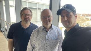 Im Podcast "Mensch Mannheim sprechen Timo Schmidhuber (links) und Florian Karlein (rechts) mit dem Chef des Mannheimer Gesundheitsamts, Peter Schäfer, über die Corona-Pandemie vor fünf Jahren.