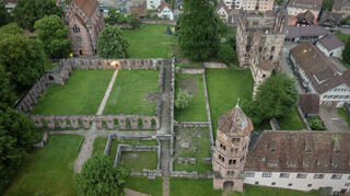 Überwiegend nur Mauern sind erhalten vom Kloster Hirsau. Links oben die Marienkapelle, rechts oben die Ruine des Jagdschlosses. Bilder: SSG/Guenther Bayerl