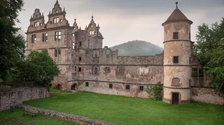 Vom Jagdschloss des württembergischen Herrschers, das er nach der Reformation errichtete, steht nur noch ein Teil der Außenmauern,