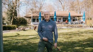 Thomas Magin mit seinem Minigolfschläger im Ludwigshafener Ebertpark.