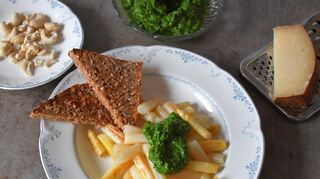 Leckere Gerichte wie gebratener Spargel mit Bärlauch-Pesto und getoasteten Vollkornbrot-Ecken stehen zur Spargelzeit auf dem Speiseplan.