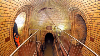1891 ist der Fremdeneinstieg zusammen mit Beginn des Baus der Mannheimer Kanalisation entstanden und lässt einen Blick auf den Hauptkanal zu.