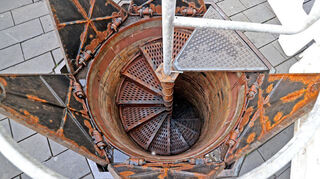 Der Fremdeneinstieg in der Breiten Straße auf Höhe des Quadrats F1: Eine schmale Wendeltreppe aus Eisen mit einem Durchmesser von 1,30 Metern führt in Mannheims Unterwelt.