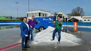 Bürgermeister Achim Weitz (v.l.), Betriebsleiter Matthias Heuberger und Eismeister José Afonso auf der abtauenden Eisbahn in Heddesheim.