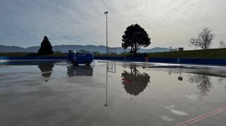 Die Eisbahn schmilzt nach Ende der Saison.