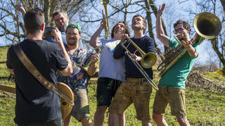 PRODUKTION - 18.03.2025, Bayern, Surberg: Die Mitglieder der Band LaBrassBanda stehen unweit ihres Aufnahmestudio für ein Gruppenbild zusammen.