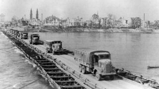 Die amerikanischen Truppen fahren über die Pontonbrücke von Ludwigshafen nach Mannheim.