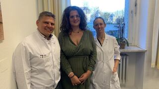 Vanessa David umrahmt von Mirko Otto, Leiter des Adipositaszentrums im Mannheimer Klinikum, und seiner Stellvertreterin Susanne Blank.