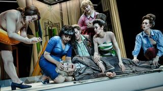 Die sieben Frauen, die am Nationaltheater versuchen, einen Idioten am Leben zu halten (von links): Almut Henkel (Stephanie), Shirin Ali (Jean), Annemarie Brüntjen (Harriet), Rahel Weiss (Bernadette), Camille Dombrowsky (Dusty), Jessica Higgins (Margaret) und Maria Munkert (Chris).