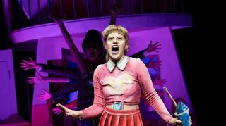 Camille Dombrowsky als zupackendes Multitalent Dusty - und rockt den Saal wie Taylor Swift.