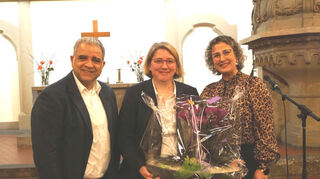 Danial Danial, Pastor der evangelisch-arabischen Gemeinde (l.), und seine Frau Kenous Shamas (r.), danken Pfarrerin Maibritt Gustrau (Mitte), die ihrer Gemeinde in der Friedenskirche ein neues Zuhause gegeben hat.