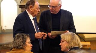 Beim Abschied von der Friedenskirche werden Erinnerungen ausgetauscht: Günther Schramm (stehend links) und Dekan Ralph Hartmann (r.) sowie unten rechts Pfarrerin Maibritt Gustrau.