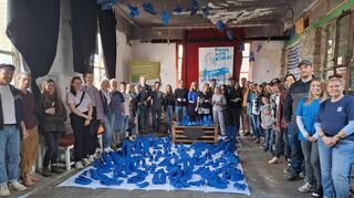 Beeindruckendes Ergebnis: Die Teilnehmerinnen und Teilnehmer mit ihren symbolträchtigen Kunstwerken.