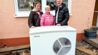 Der Umstieg auf eine Wärmepumpe war ein Kraftakt, aber die 87-jährige Renate Wiest (M.) und ihre Kinder Vanessa und Mike sind nach vier Monaten zufrieden.