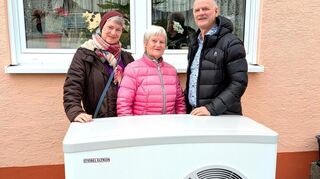 Ladenburg, 17.03.2025. Der Umstieg auf eine Wärmepumpe war ein Kraftakt, aber die 87-jährige Renate Wiest (M.) und ihre Kinder Vanessa und Mike sind nach vier Monaten zufrieden.