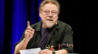 Das Outfit ungewohnt dezent, die Witze dagegen weniger: Jürgen von der Lippe beim „Leseabend“ zu seinem neuen Buch „Sextextsextett“ im Capitol.