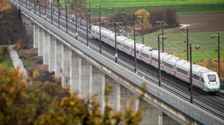 Ein ICE fährt auf der Schnellfahrstrecke Stuttgart – Mannheim über die Enztalbrücke. Nach längeren Sanierungsarbeiten, ist die Schnellfahrstrecke Stuttgart – Mannheim wieder für den Bahnverkehr freigegeben.